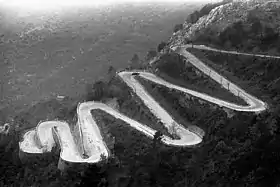 La D2204 monte le col de Braus (Alpes-Maritimes, France).(43° 51′ 58″ N, 7° 22′ 50″ E)