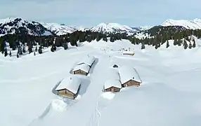 Vue des chalets d'alpage de Combe.