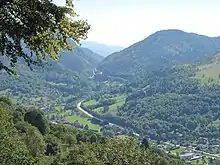 Vue sur la route du col de Bussang qui serpente à travers les sapinières