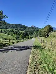 Le pic de Cagire surplombe la route du côté d'Aspet.