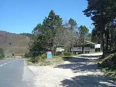 Au col, départ d’une piste forestière allant notamment jusqu’à la station de la Croix de Bauzon.