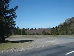 Au col, on aperçoit les éoliennes de Cham Longe, proches du col du Pendu.