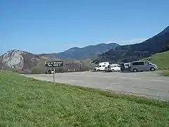 Col de Montségur, indiqué à 1 059 m par ce panneau mais à 1 056 m sur les cartes IGN.