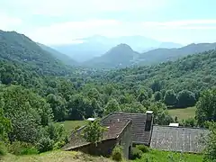 Vue depuis le hameau de Ruzole Bas avant Prat Communal. On y voit le village de Saurat (675 m), la tour du Calamès (1 006 m) et masqué par cette colline le roc de Sédour (1 070 m) derrière.