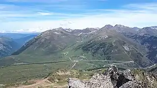 Vue du col de Puymorens, depuis le pic de l'Estanyol au sud-ouest.