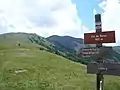 Parcours de randonnée au col de Raton en été.