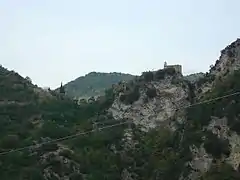 Plus haut, la chapelle Notre-Dame de la Ménour.