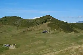 Le mont de Vorès dominant le col de Véry et le refuge de la Croix de Pierre vus de l'est.