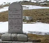 Borne interdépartementale au col de la Cayolle à 2 326 m.