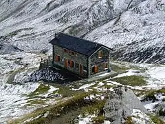 La petite caserne située près du col, sur le versant italien.