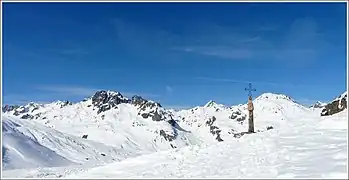 Le col et la croix en hiver.