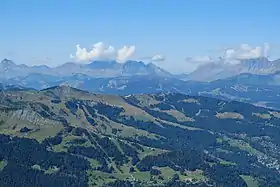 Vue du mont d'Arbois (au centre) et du mont Joux (à gauche) depuis le mont Vorassay à l'est ; en arrière-plan la chaîne des Aravis.