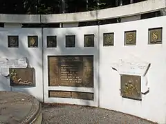 Les plaques sur le monument