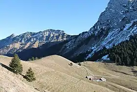 Vue du col des Nantets entre la Tournette et le roc Lancrenaz avec au second plan le sommet de la montagne de Cotagne.