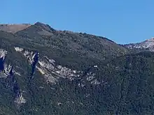 Col alpin boisé vu depuis la vallée.