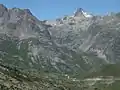 Vue panoramique du col (situé au bas de l'image) depuis la piste montant au refuge de l'Étendard.