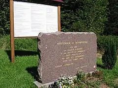 Au col du Hantz, stèle en mémoire de la déportation de masse des civils.