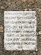 Plaque commémorative protestante scellée sur l'obélisque.