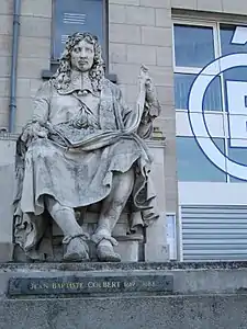 Statue de Jean-Baptiste Colbert devant le Rectorat de l'académie de Reims