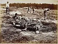 Enterrement après collecte des restes des victimes des combats. Photo de John Reekie prise en  Avril 1865.
