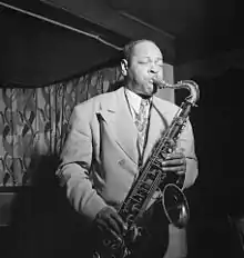 Un Noir-américain jouant du saxophone