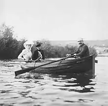 Mme Straus, Colette Lippmann née Dumas et Guy de Maupassant en barque sur le lac Léman, photographie du comte Primoli (1889).