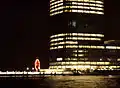L'horloge la nuit, avec la Goldman Sachs Tower au premier plan.