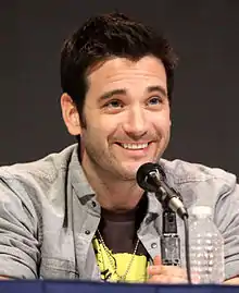 Colin Donnell interprète Dr Connor Rhodes.