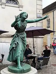 Statue de la jeune fille jouant à colin-maillard.