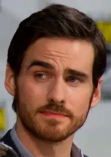 Colin O'Donoghue interprète Killian Jones / Capitaine Crochet / Rogers.