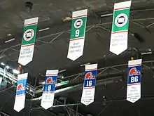 Photographie des bannières accrochées dans le Colisée Pepsi