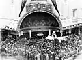 La foule devant l'entrée du Coliseum Theater vers 1916