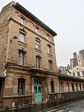 Lycée Paul-Bert au no 8.