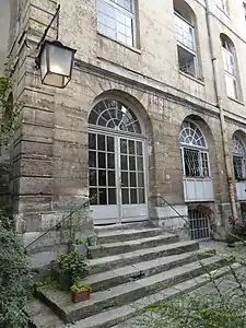 Collège des 33 entrée dans la cour.