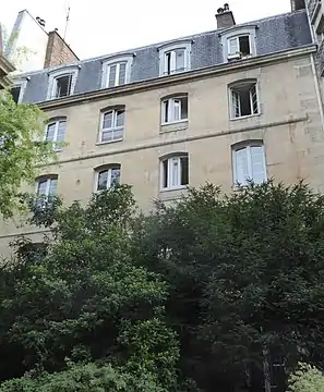 Collège vu de l'entrée de l'église Saint-Éphrem