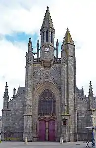 Vue en couleurs du fronton d'une église gothique