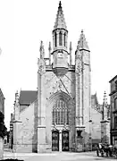Vue en noir et blanc du fronton d'une église gothique