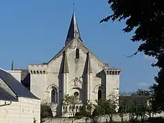 Photographie en couleurs de la façade d'une église vue de loin.