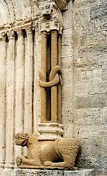 Colonnettes reposant sur un lion stylophore à la collégiale de San Quirico d'Orcia.