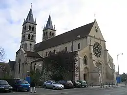 Façade occidentale de l'église, sa nef, le bas-côté et le transept nord et ses deux tours au niveau du chœur