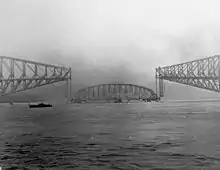 Pont de Québec en 1917 juste avant la chute de la travée centrale.