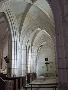 Bas-côté nord de la nef, dit côté Évangile. Vue en direction du baptistère.