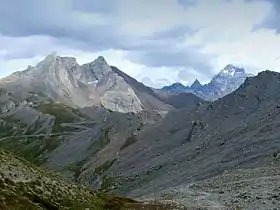 Le col Agnel (2 744 m), dans l'est.