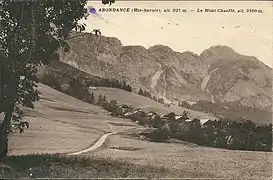 Carte postale ancienne d'Abondance avec le mont Chauffé.