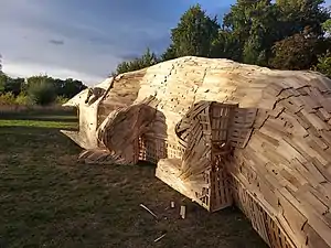 Le collectif Artimuse réalise des œuvres à partir de cagettes en bois. Ici, œuvre dans le cadre de Lille 3000, Citadelle de Lille.