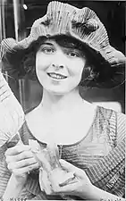 Colleen Moore avec une épingle à chapeau