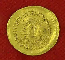 Vue d'une monnaie antique en or portant la mention IUSTINIANUS.