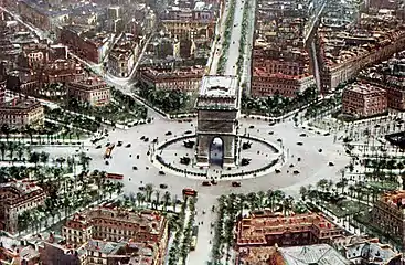 L'Arc de Triomphe au centre de la place de l'Étoile en 1921.