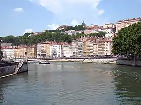 Passerelle Saint-Vincent, devant le quai Saint-Vincentet la colline de la Croix Rousse