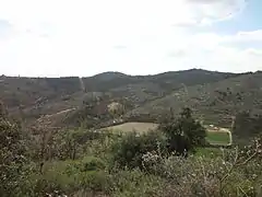 Un autre aspect de la commune : les collines (photo prise le même jour montrant la différence d’avancement de la végétation).